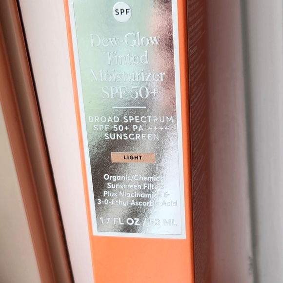 NIB NATURIUM DEW GLOW TINTED MOISTURIZER SPF50+ LIGHT - Picture 9 of 15